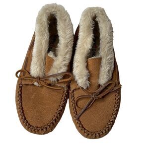 Minnetonka Tan Faux Fur Leather Slip On Slippers. Size 6.